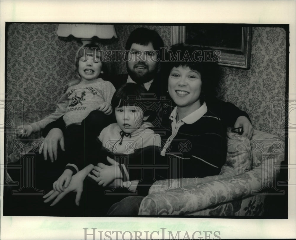 1987 Press Photo David &amp; Lisa Walters with sons Sean &amp; Ryan - mja12994 - Historic Images