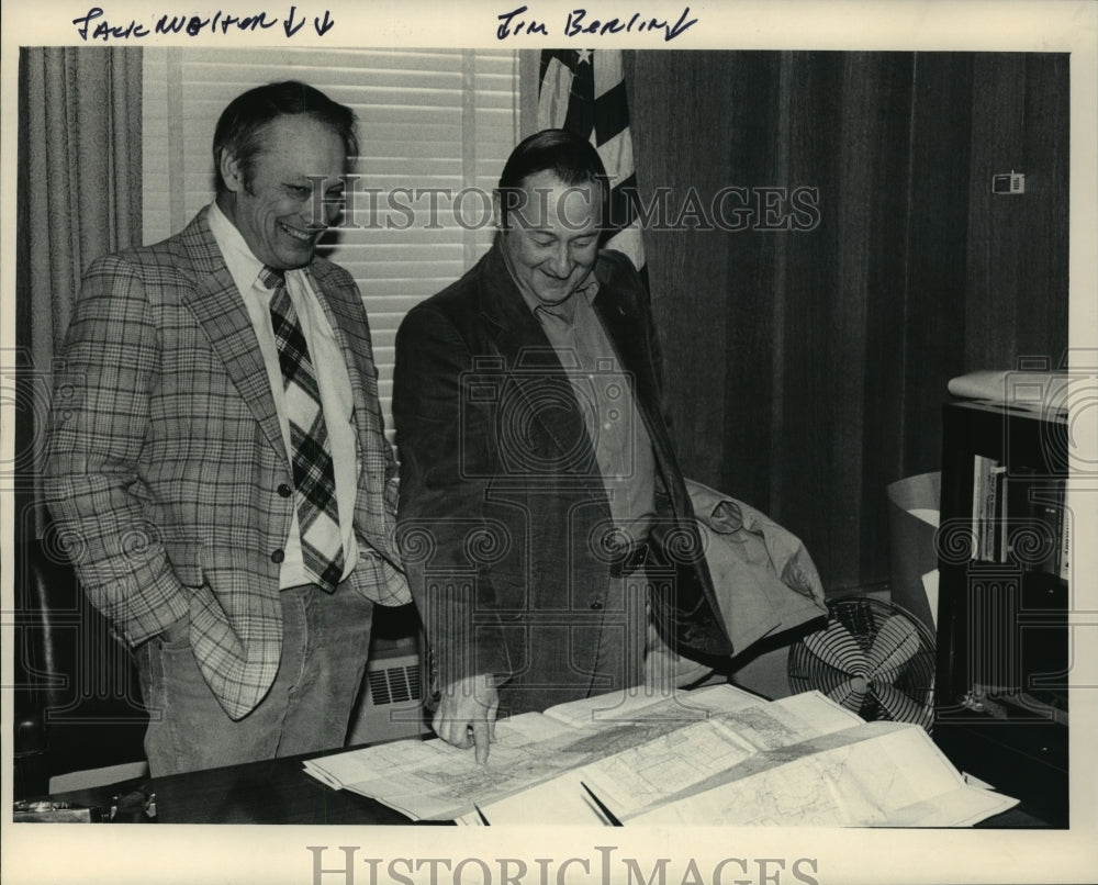 1983 Press Photo Jack Wolter &amp; Jim Berlin of the US Forest Service in Wisconsin - Historic Images