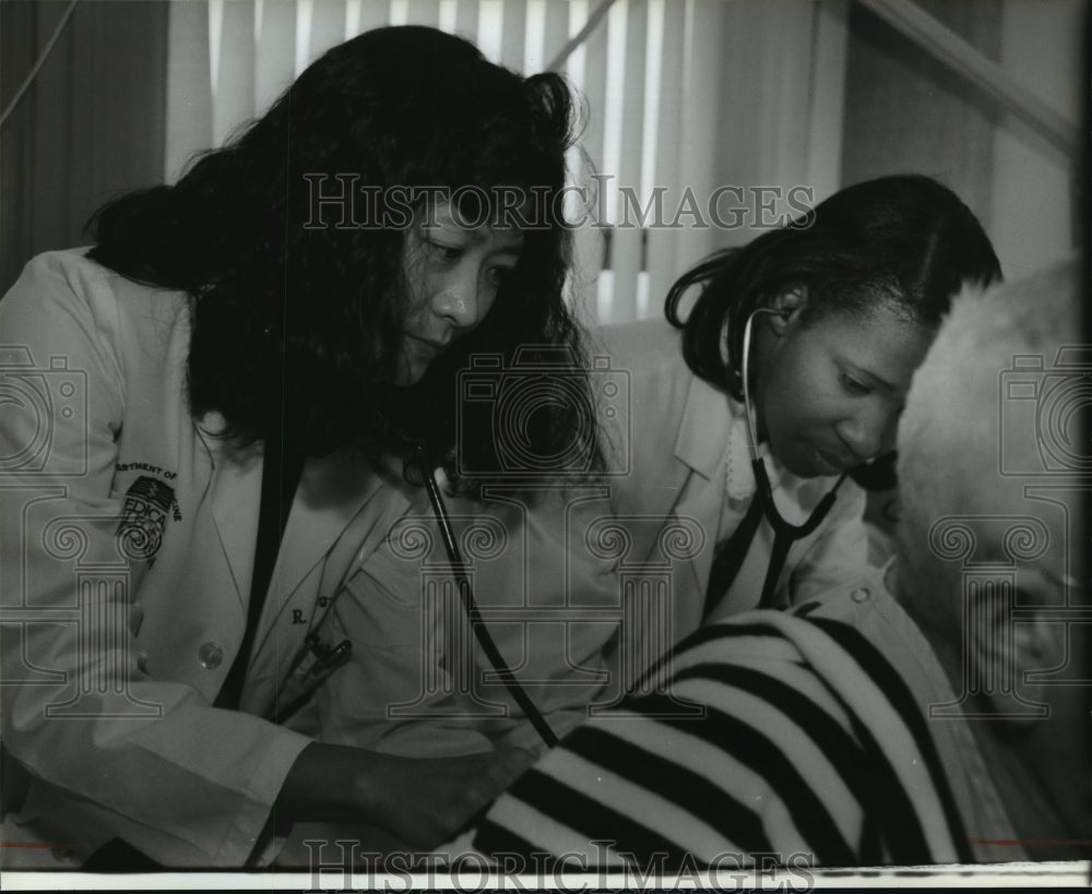 1993 Press Photo Wang-Cheng check lungs of a patient with assistant Grace Clark - Historic Images