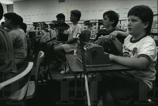1990 Press Photo John Kane demonstrate Gregg what teacher Jane Taylor is showing - Historic Images