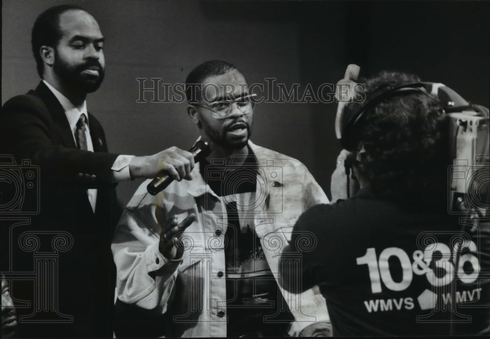 1993 Press Photo Kevin Walker interviewing Trolando Wright - mja13038 - Historic Images