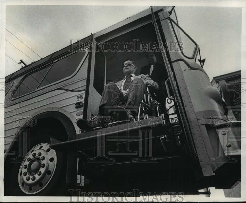 1978 Press Photo A bus equipped with a special lift system for handicapped - Historic Images