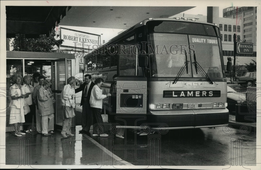 1988 Press Photo Bus tours leaving Downtown Milwaukee filled w/ Senior Travelers- Historic Images