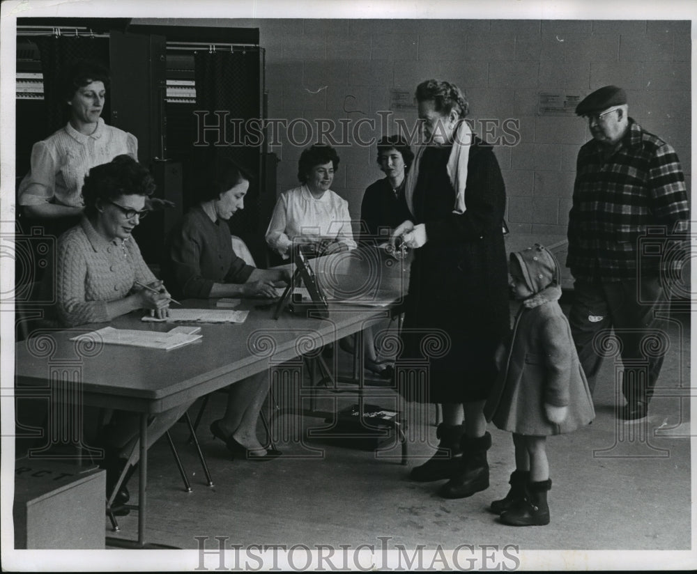 1962 Press Photo Voting in Milwaukee county&#39;s primary election - mja13106 - Historic Images