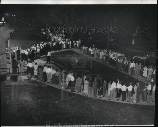 1952 Press Photo Waiting in line at a polling place at N 90th & W Meineeke av - Historic Images