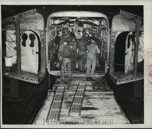 1955 Press Photo Crewmen load building material, later to be assembled - Historic Images