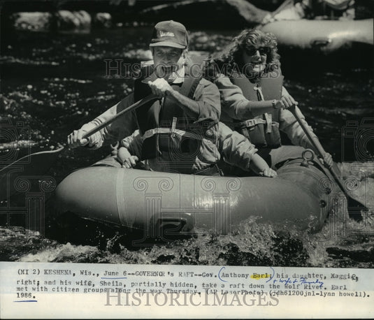 1986 Press Photo Gov Anthony Earl, daughter Maggie & wife Sheila at Wolf River - Historic Images