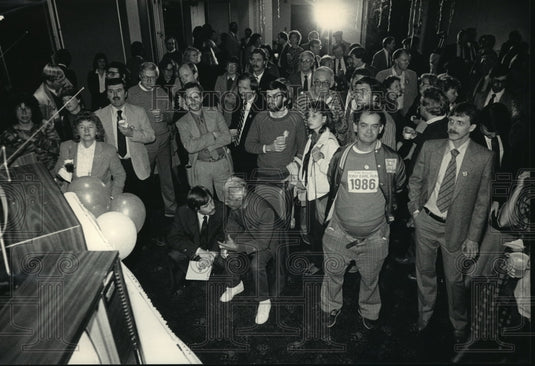 1986 Press Photo Anthony Earl supporters watched election returns - mja13192 - Historic Images