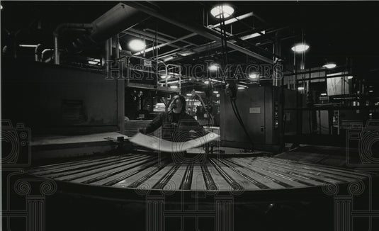 1991 Press Photo Ernie Bernhardt, a press monitor at Vinyl Plastics Inc, works-Historic Images