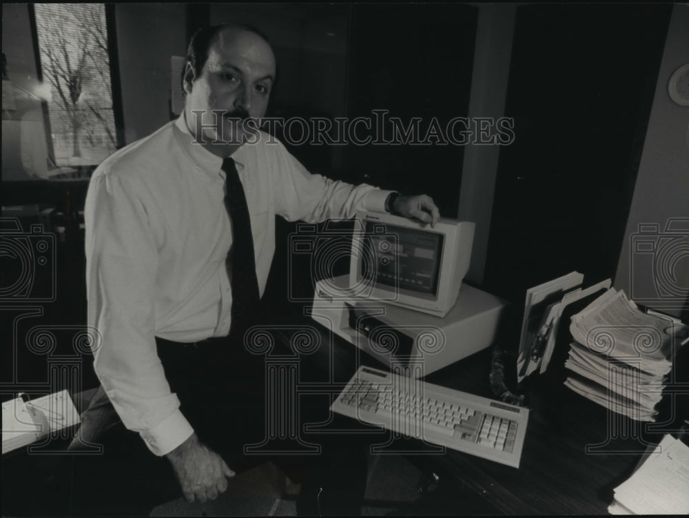 1988 Press Photo Aspin Institute director Mark Wagner sat in his Racine office - Historic Images