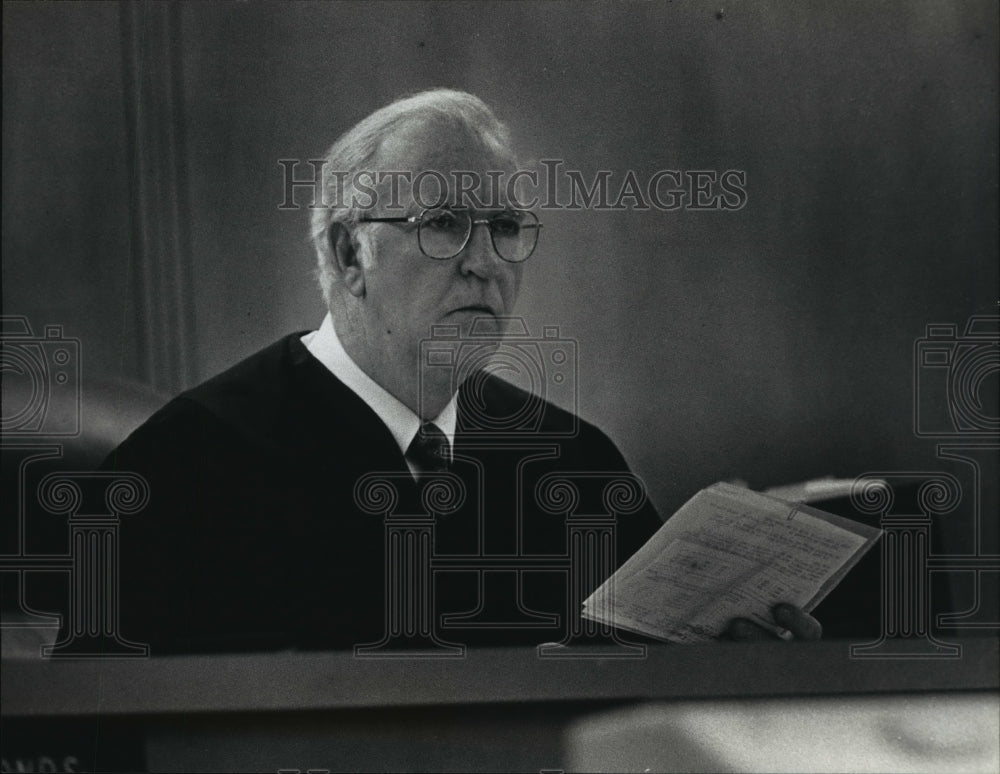 1992 Press Photo Lawrence Waddick, Circuit Judge-West Bend, Wisconsin - Historic Images