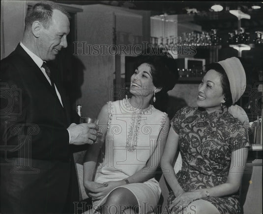 1969 Press Photo Mr. and Mrs. James R. Parks and Mrs. Anna Chennault-Historic Images