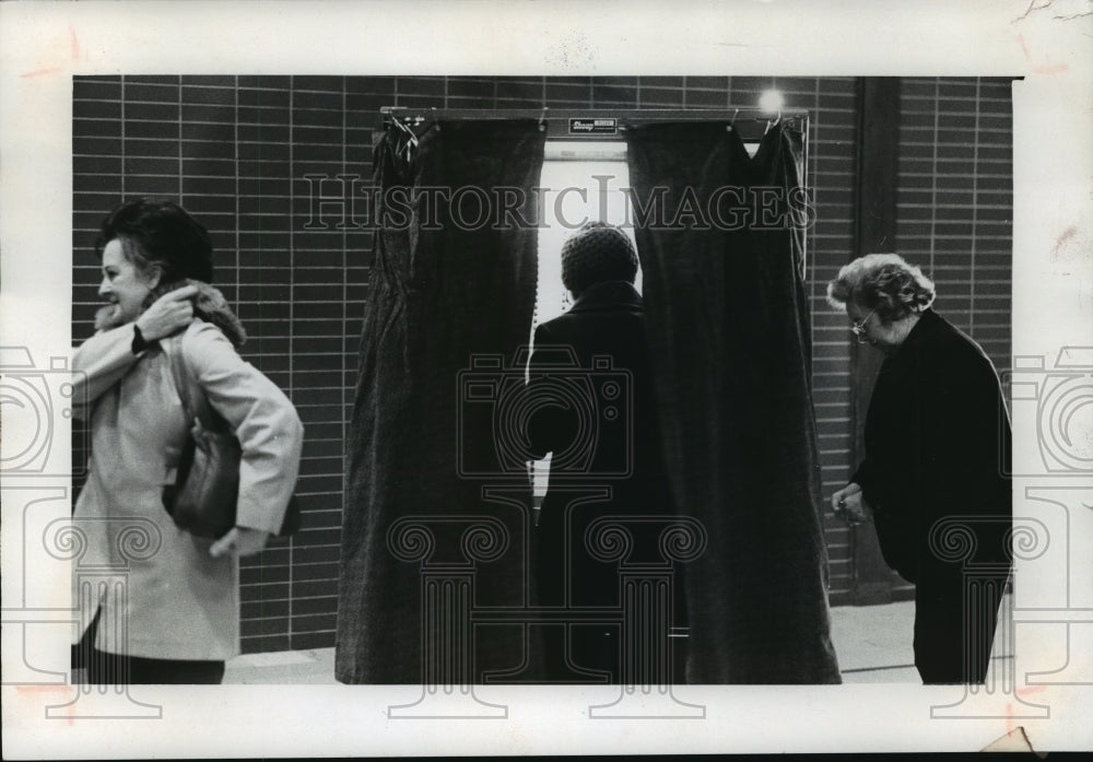 1981 Press Photo Citizens exercise their most fundamental democratic right - Historic Images