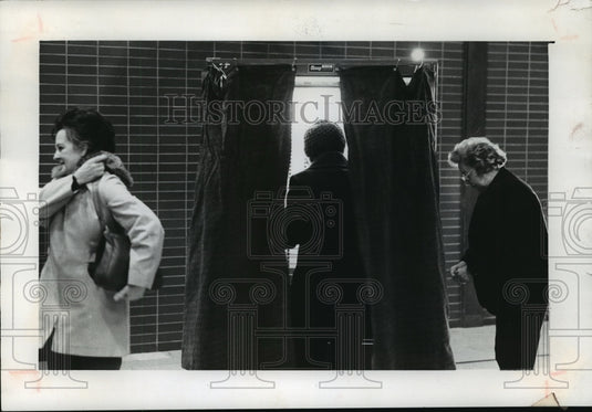 1981 Press Photo Citizens exercise their most fundamental democratic right - Historic Images