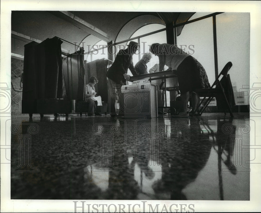1982 Press Photo Voters prepared to take their turns at Municipal Bldg. Downtown-Historic Images