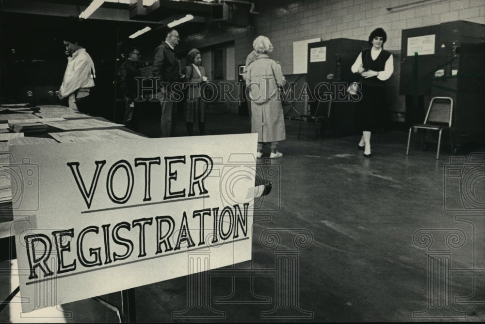 1987 Press Photo Fox Point residents waited to vote - mja13364 - Historic Images