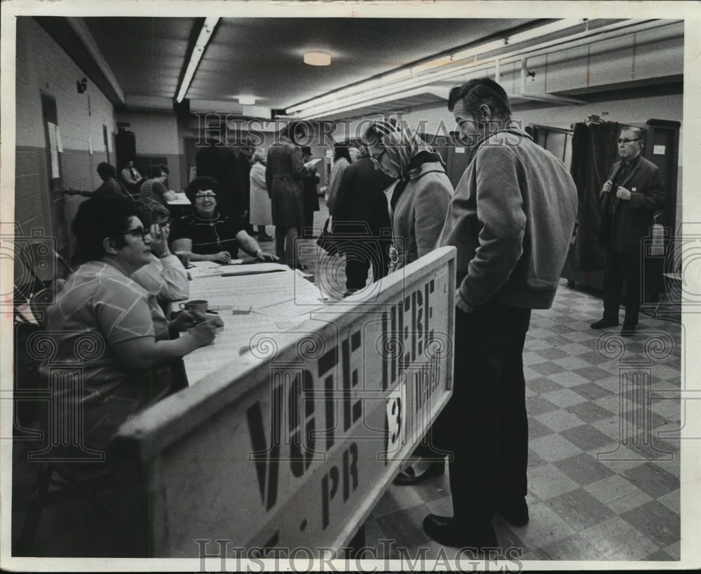 1977 Press Photo Voters line up at the Franklin Pierce School - mja13368 - Historic Images