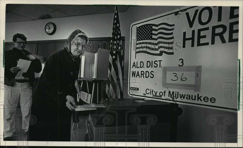 1986 Press Photo Alice Ericson entered her ballot into the election computer-Historic Images