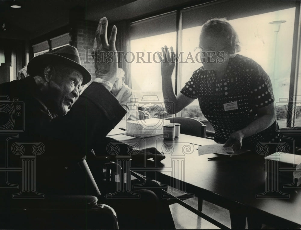 1984 Press Photo Horace Tolson, taking oath of residency to be able to vote-Historic Images