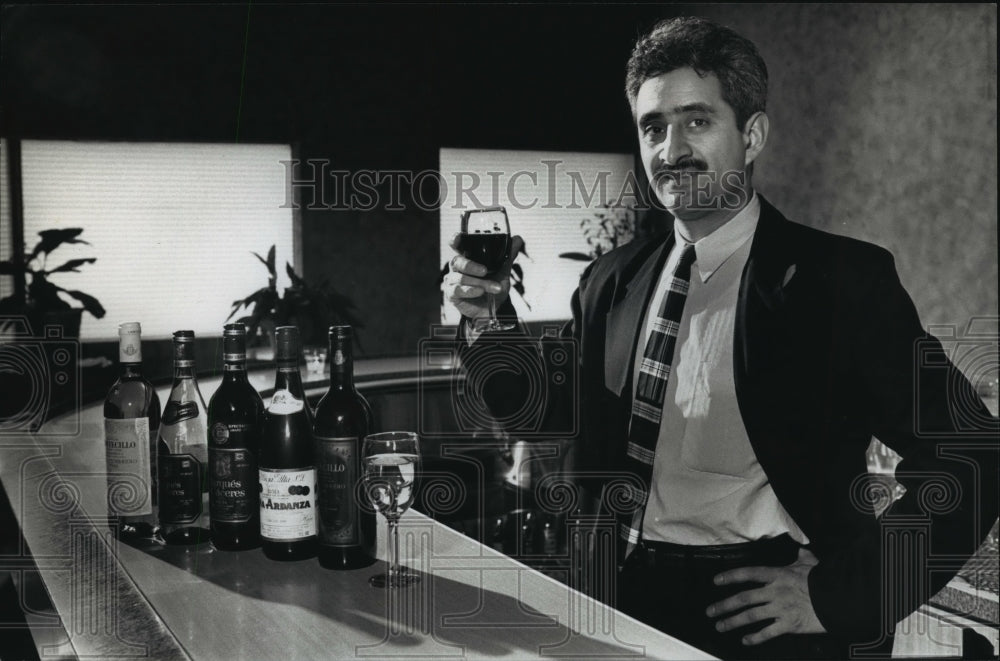 1989 Press Photo Magdaleno J Villegas serves Rioja wines at The Fabulous Pelican - Historic Images