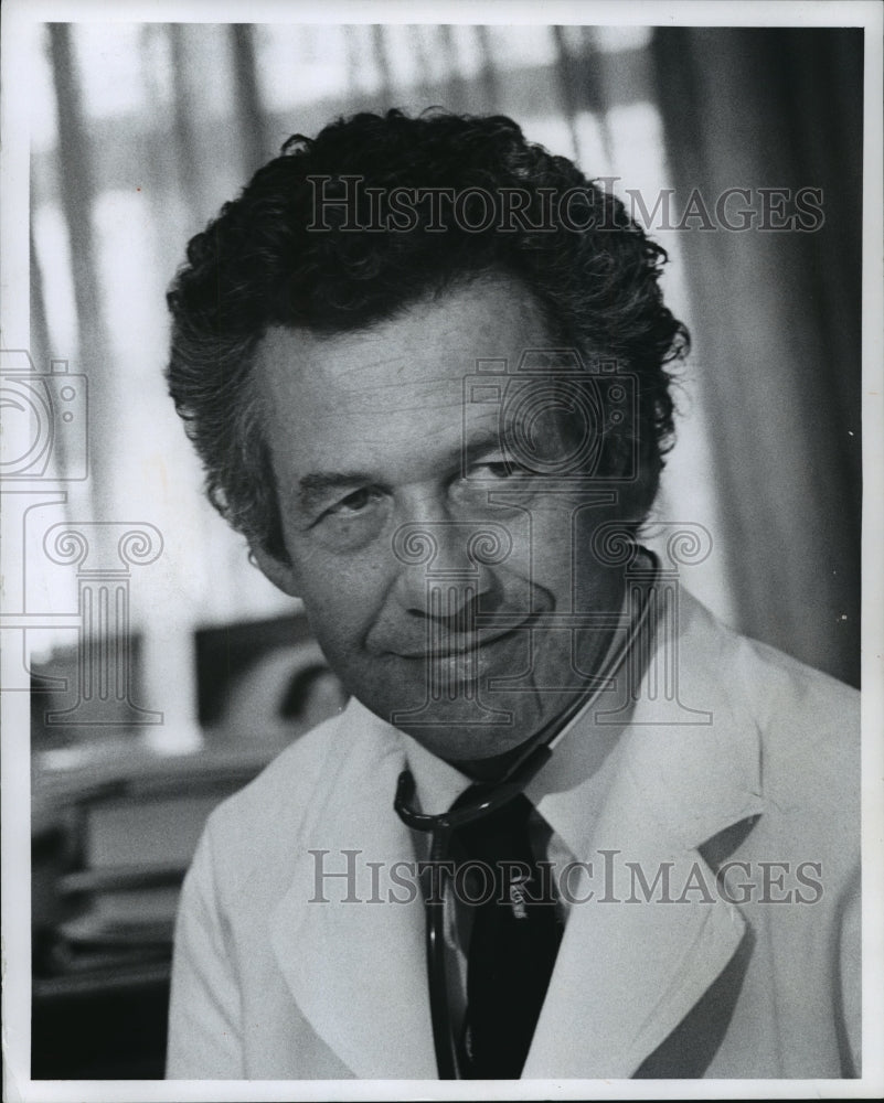 1975 Press Photo Dr Burton A Waisbren,authority on critical care - mja13442 - Historic Images