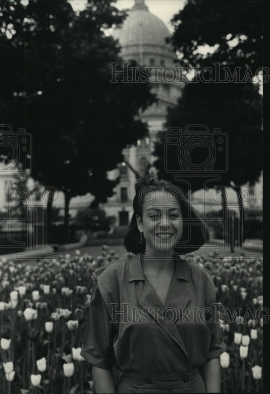 1987 Press Photo Mary Walters directs the state's largest farmers' market - Historic Images