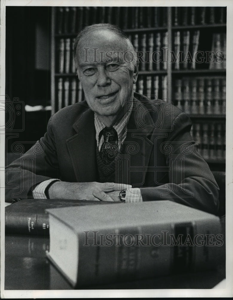 1977 Press Photo Judge Elliot Walstead sat in his chambers at County Courthouse - Historic Images