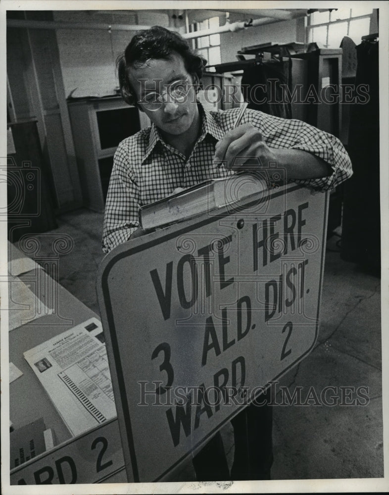 1975 Press Photo David L. Miller, registered at his polling place - mja13733 - Historic Images