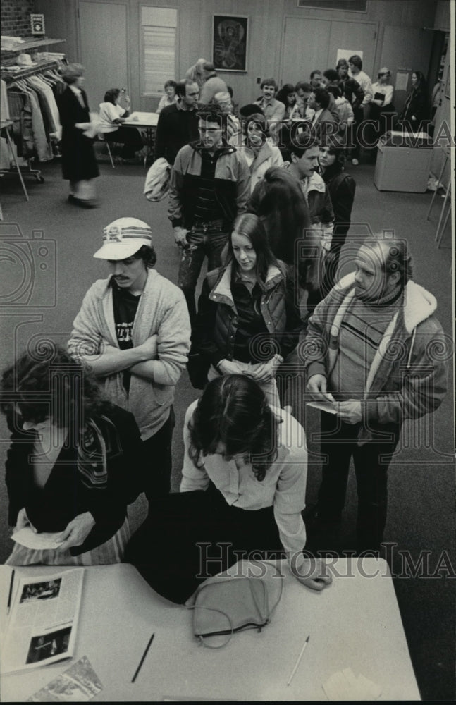 1984 Press Photo Voters waited in line a half-hour after the polls closed - Historic Images