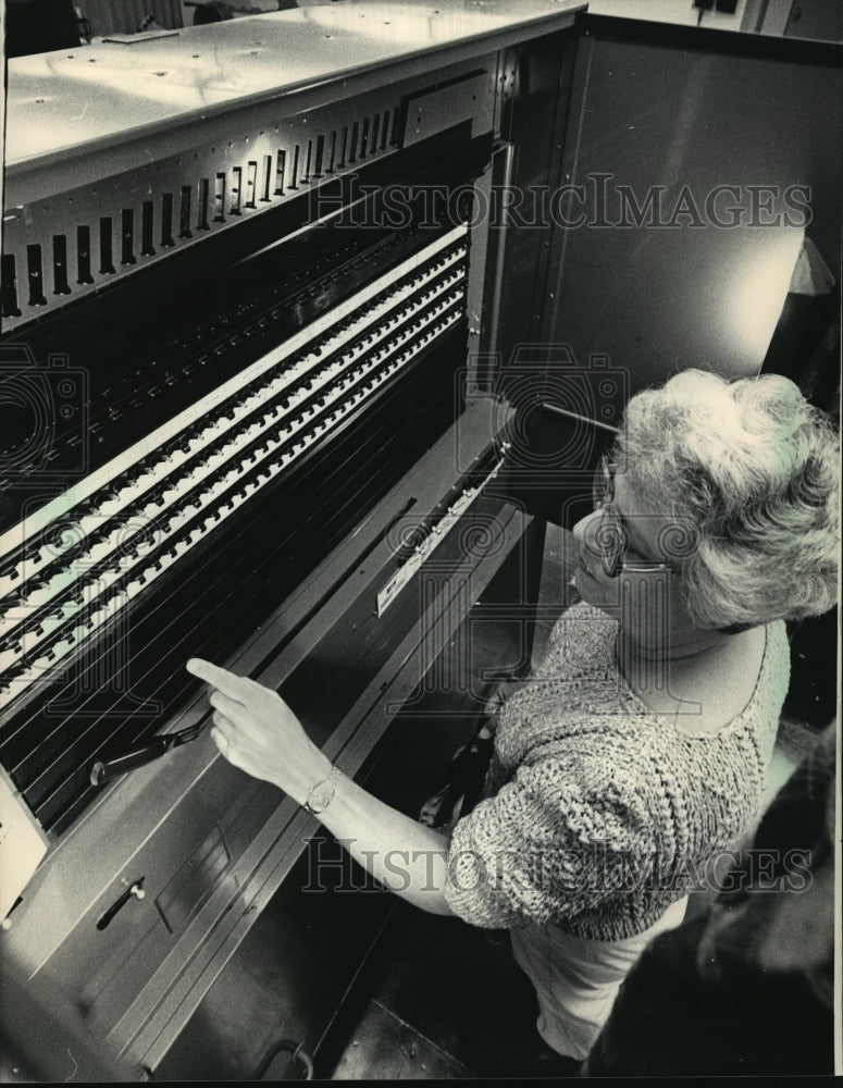1986 Press Photo Carole Hoefs checked on her choices before voting - mja13742-Historic Images