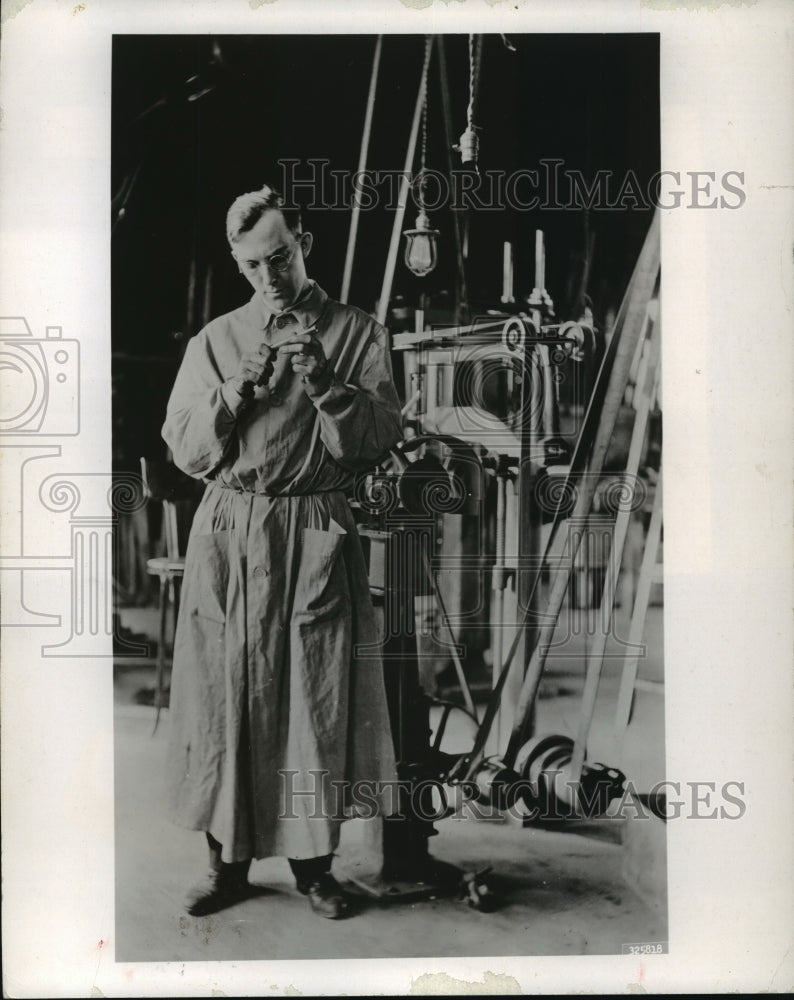 1969 Press Photo Harry Bradley of Allen-Bradley Co., also serve in mechanic shop - Historic Images