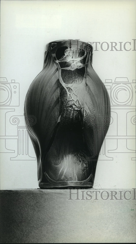 1982 Press Photo Art Deco Vase at Milwaukee Antiques Galery auction - Historic Images