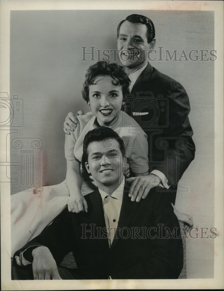 1957 Press Photo Kuldip Singh, who sings and Debbie Kay join Ray Anthony-Historic Images