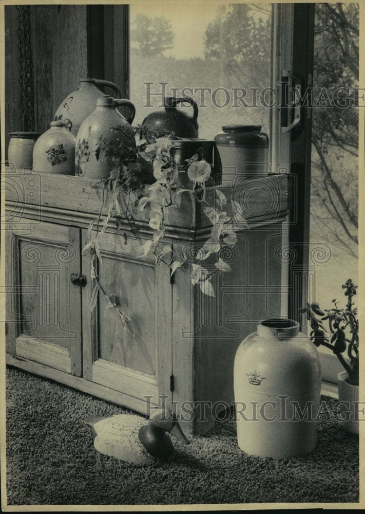 1982 Press Photo A dry sink holds crockery jugs, most of which date to the 1850s - Historic Images