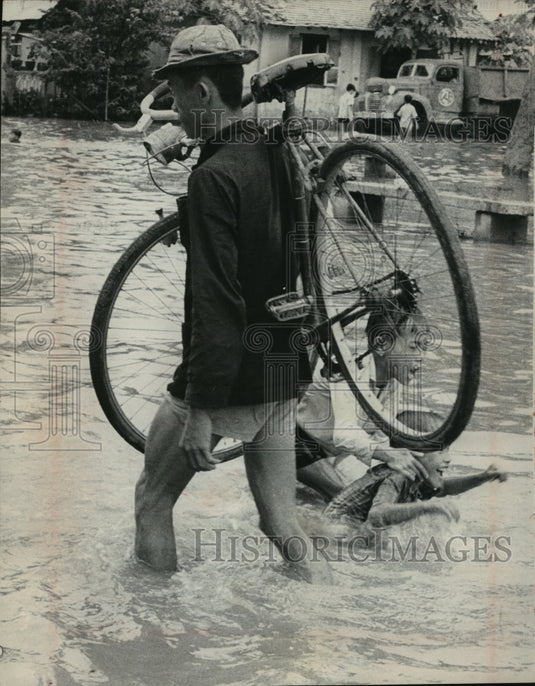 1966 Press Photo Man sloshed through floodwater in village near Cambodian border - Historic Images