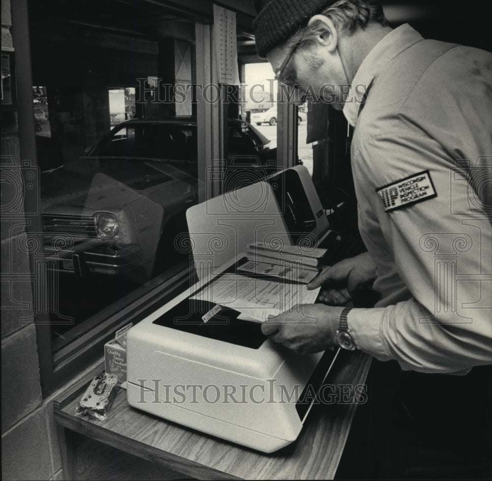 1987 Press Photo Testing inspector Fred Krapf examines computer readings-Historic Images