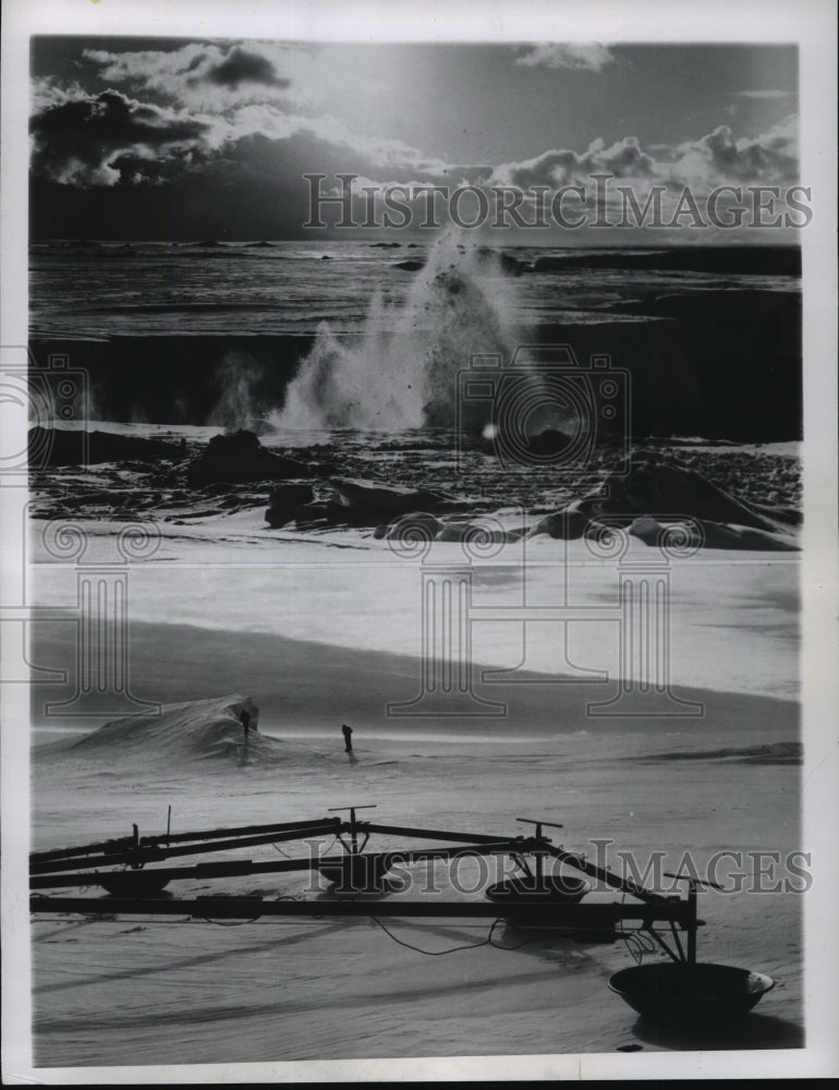 1957 Press Photo Process of blasting harbors out of the Antarctic shelf ice - Historic Images