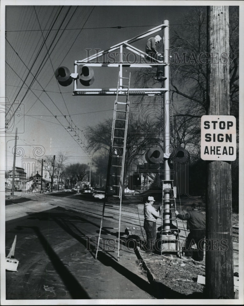 1960 Press Photo New warning signals installed at N Humboldt ac and E Locust st-Historic Images
