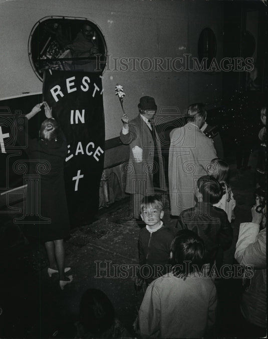 1971 Press Photo Woman hung a banner from one of the cars at Walworth's farewell-Historic Images