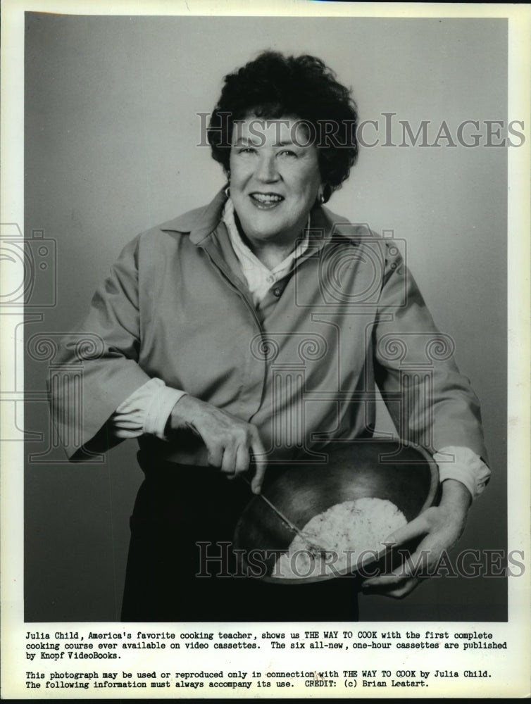 1989 Press Photo Julia Child hasn&#39;t slowed any at all, cooking - mja13932-Historic Images