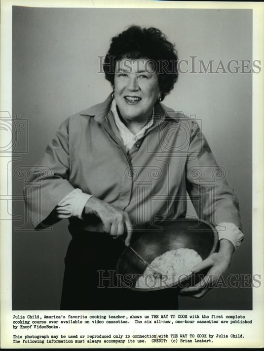 1989 Press Photo Julia Child hasn't slowed any at all, cooking - mja13932-Historic Images