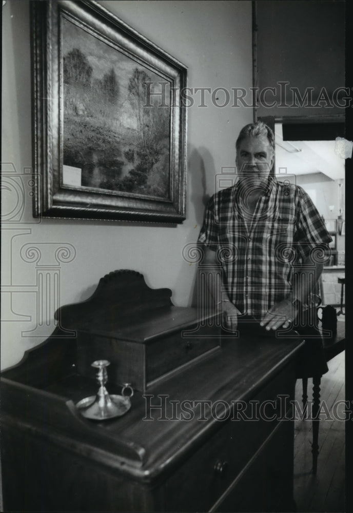 1994 Press Photo Wally Anderson at the Hawks Inn Antique Market Place show - Historic Images