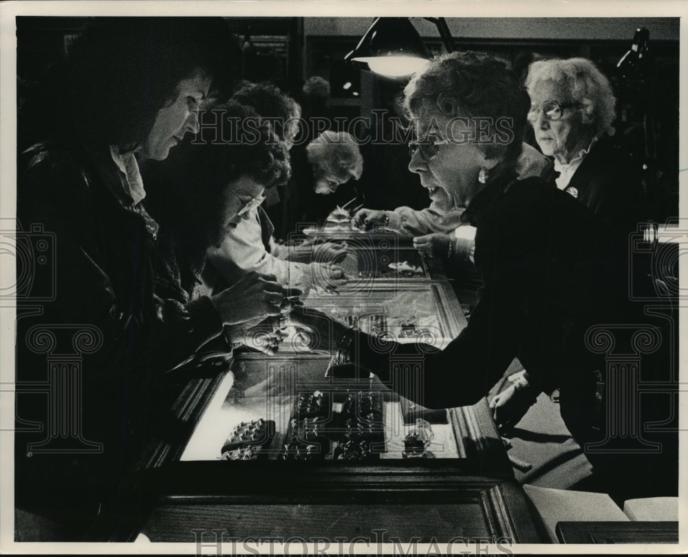 1988 Press Photo Mary Jane Dauss looked over antique rings offered by F Frank - Historic Images