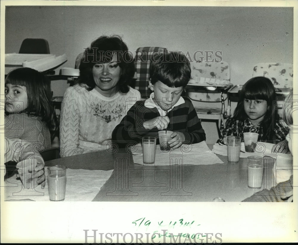 1983 Press Photo Gretchen Keighron visited the Horizon Children's Center-Historic Images