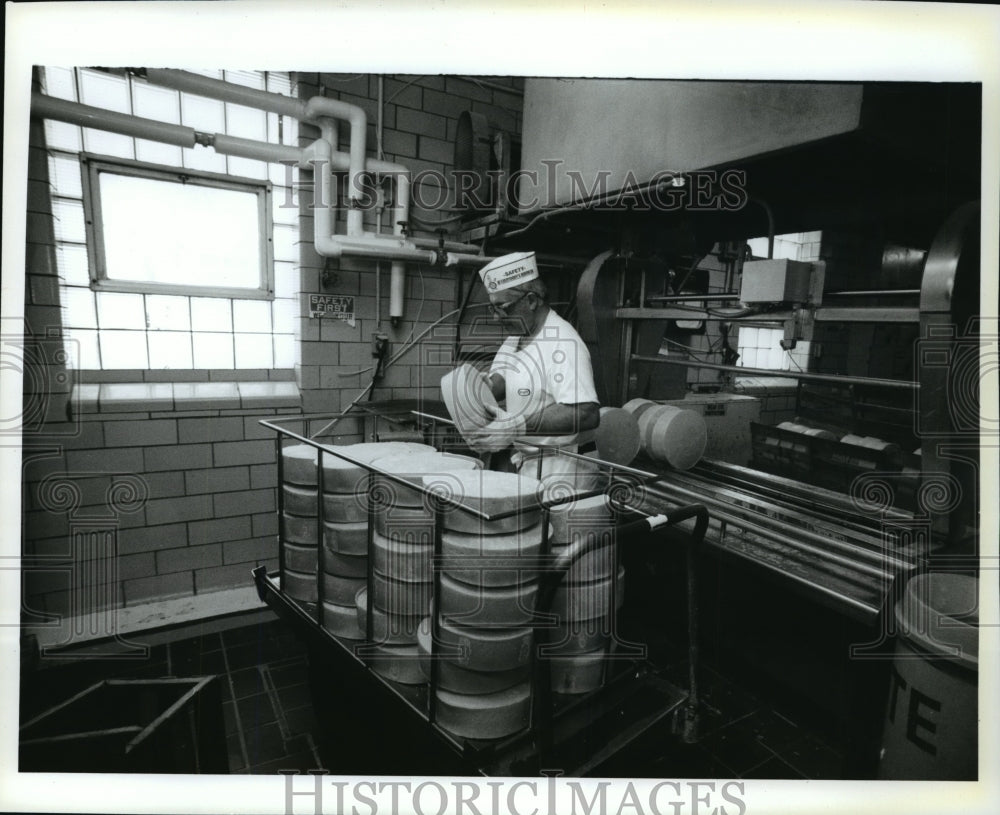 1993 Press Photo Cheese waxer Milton Mosher loads wheels of Parmesan cheese - Historic Images