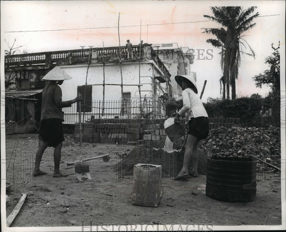 1969 Press Photo New bricks and cement on the other at this reconstruction proj. - Historic Images