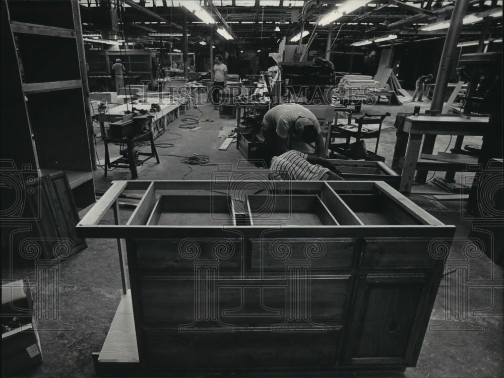 1985 Press Photo Victory Millwork will ship about $150,000 worth of cabinets - Historic Images