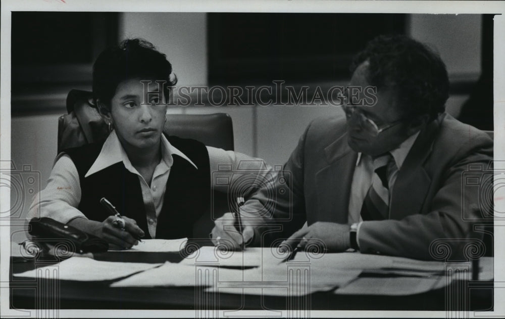 1978 Press Photo Linda Velasco and her attorney, Kenneth Murray, took notes - Historic Images
