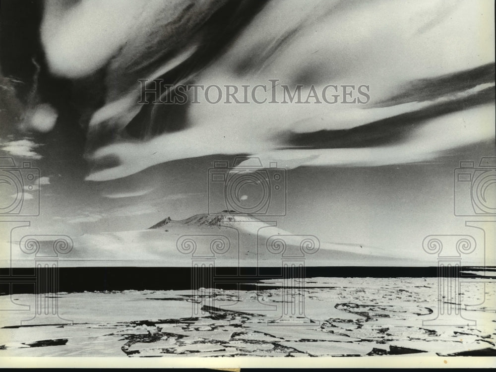 1981 Press Photo Mt. Erebus and McMurdo Sound, Antarctica - mja14209 - Historic Images