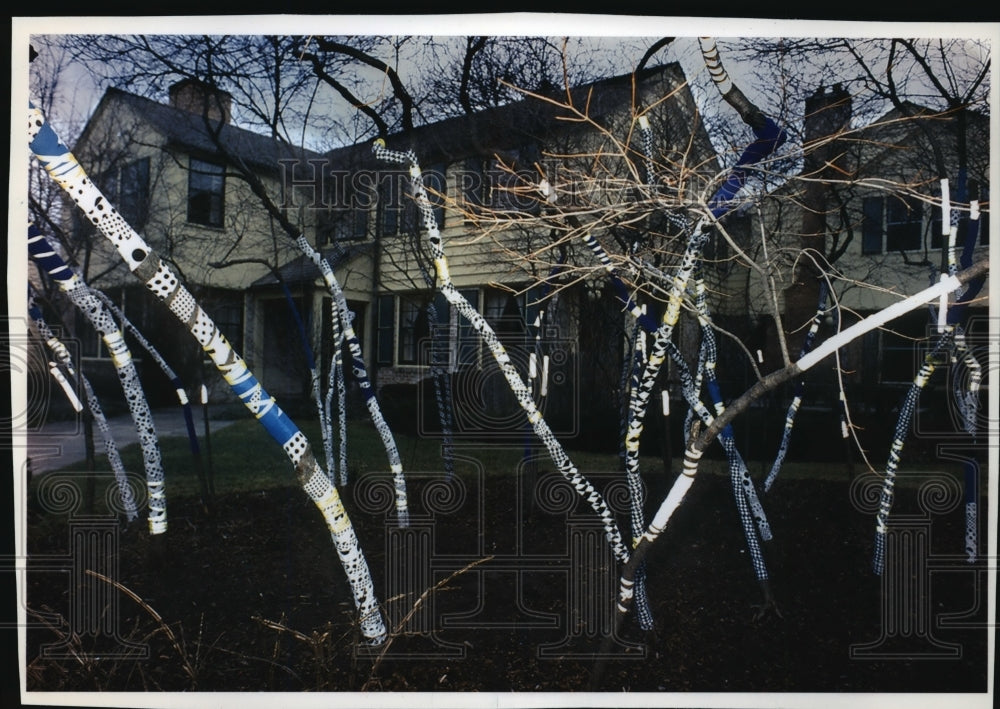 1994 Press Photo The owners of this River Hills home had Vieux wrap about trees-Historic Images